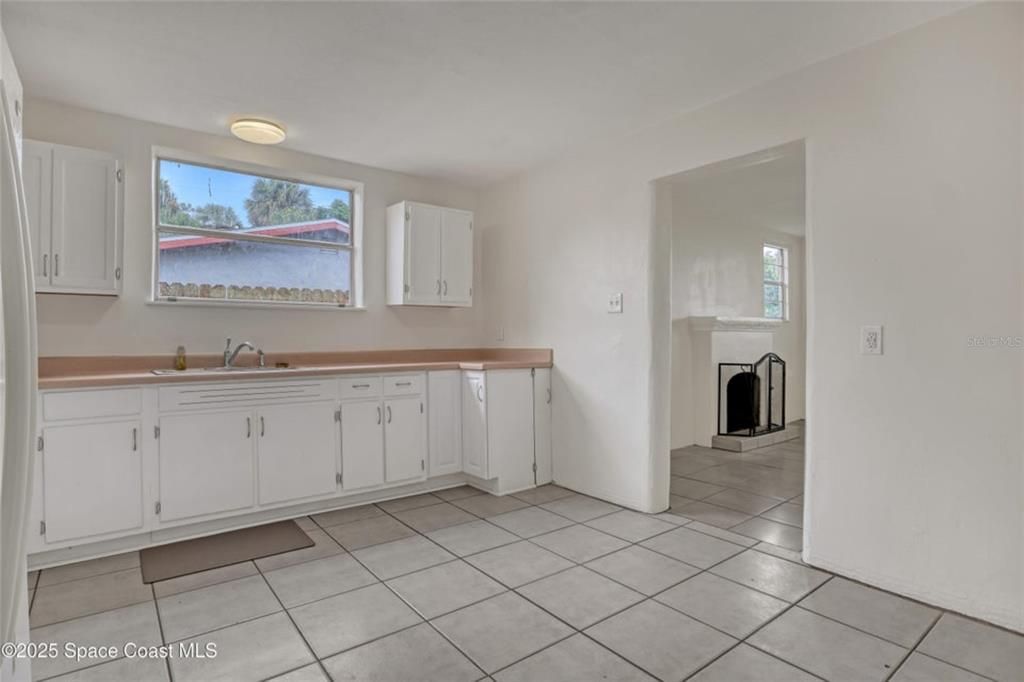 待售: $239,000 (4 贝兹, 2 浴室, 1251 平方英尺)