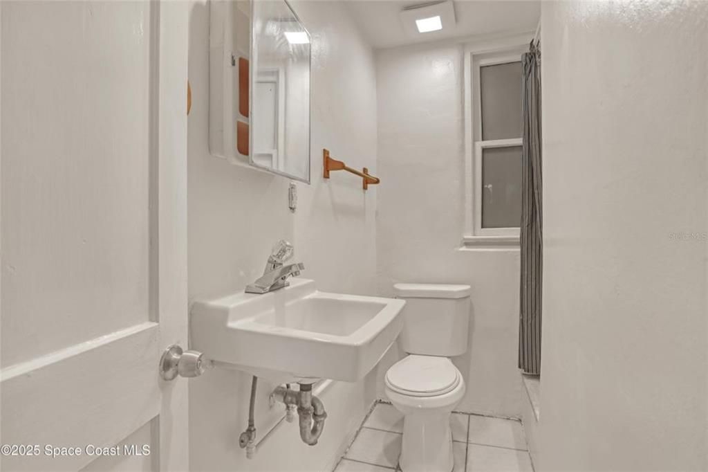 待售: $239,000 (4 贝兹, 2 浴室, 1251 平方英尺)