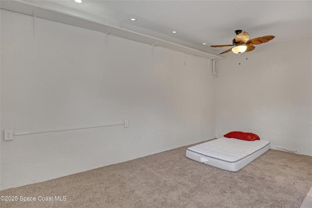 待售: $239,000 (4 贝兹, 2 浴室, 1251 平方英尺)