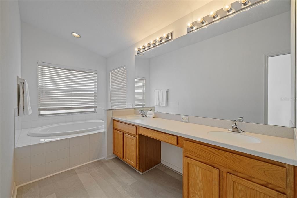 На продажу: $275,000 (3 спален, 2 ванн, 1942 Квадратных фут)