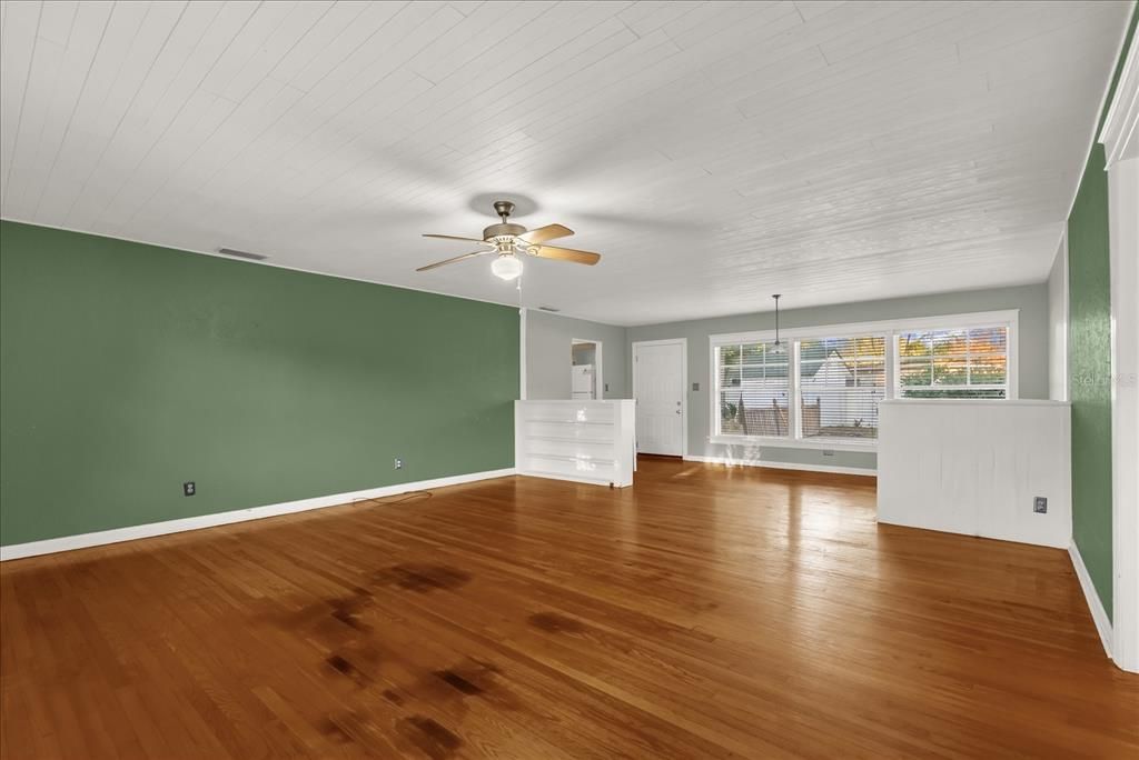 Active With Contract: $380,000 (3 beds, 2 baths, 1285 Square Feet)