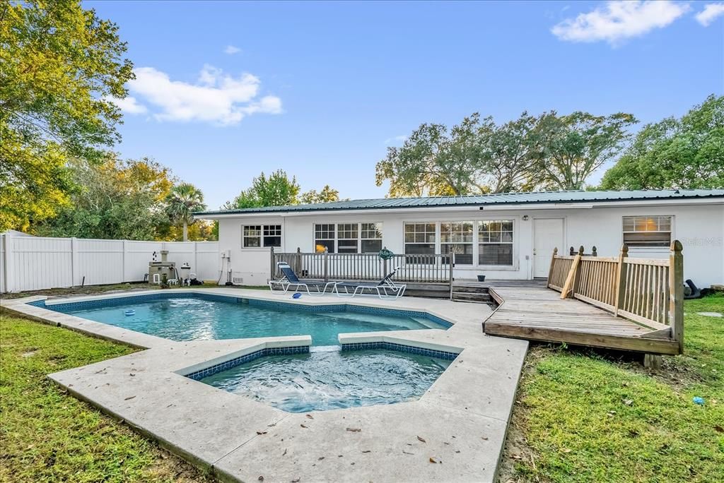 Active With Contract: $380,000 (3 beds, 2 baths, 1285 Square Feet)