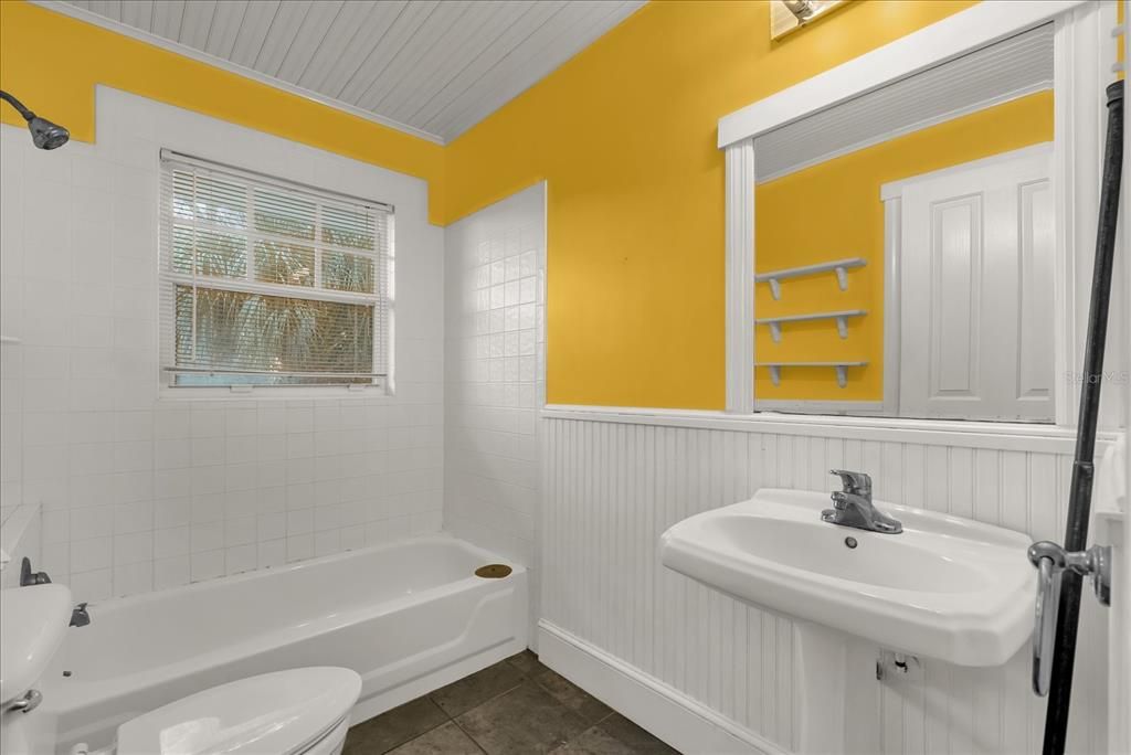 Active With Contract: $380,000 (3 beds, 2 baths, 1285 Square Feet)