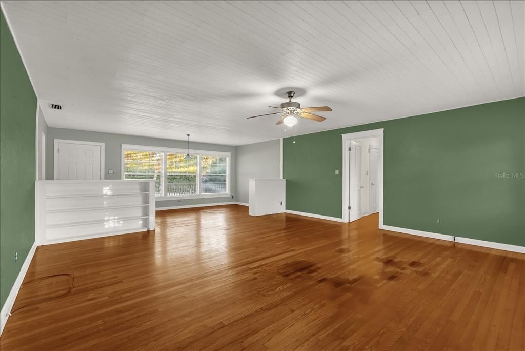 Active With Contract: $380,000 (3 beds, 2 baths, 1285 Square Feet)