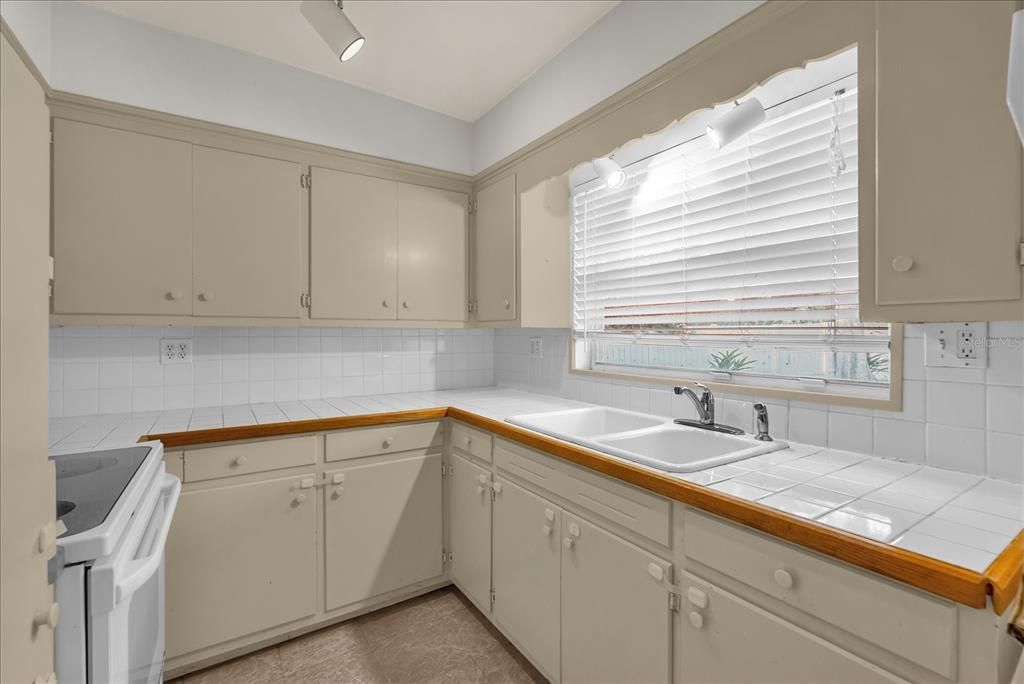 Active With Contract: $380,000 (3 beds, 2 baths, 1285 Square Feet)