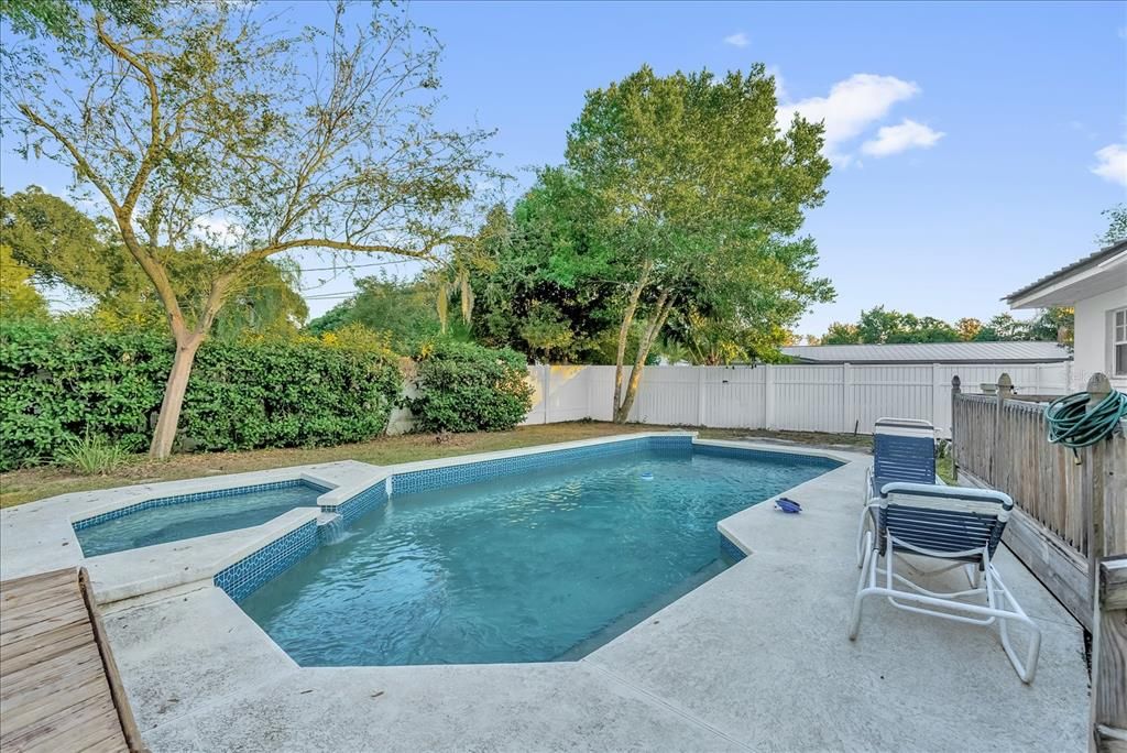 Active With Contract: $380,000 (3 beds, 2 baths, 1285 Square Feet)