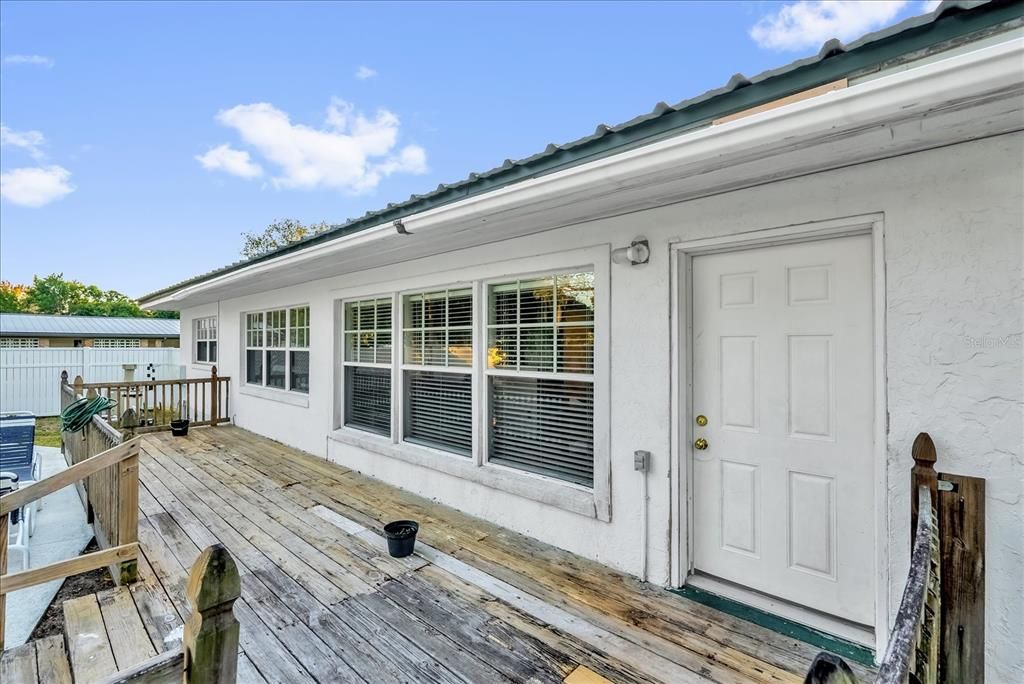 Active With Contract: $380,000 (3 beds, 2 baths, 1285 Square Feet)