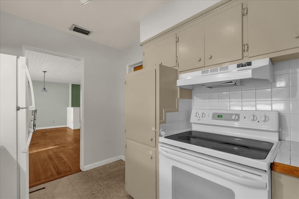 Active With Contract: $380,000 (3 beds, 2 baths, 1285 Square Feet)