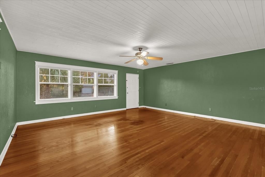 Active With Contract: $380,000 (3 beds, 2 baths, 1285 Square Feet)