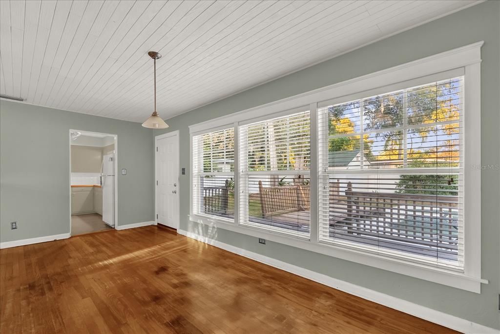 Active With Contract: $380,000 (3 beds, 2 baths, 1285 Square Feet)