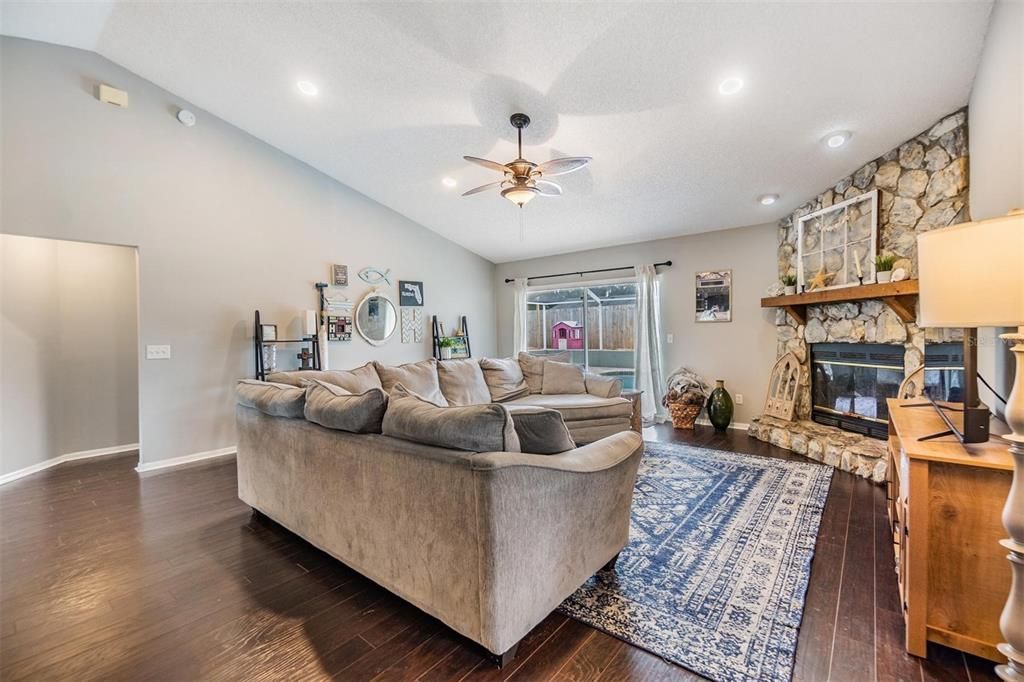 На продажу: $435,000 (3 спален, 2 ванн, 1690 Квадратных фут)