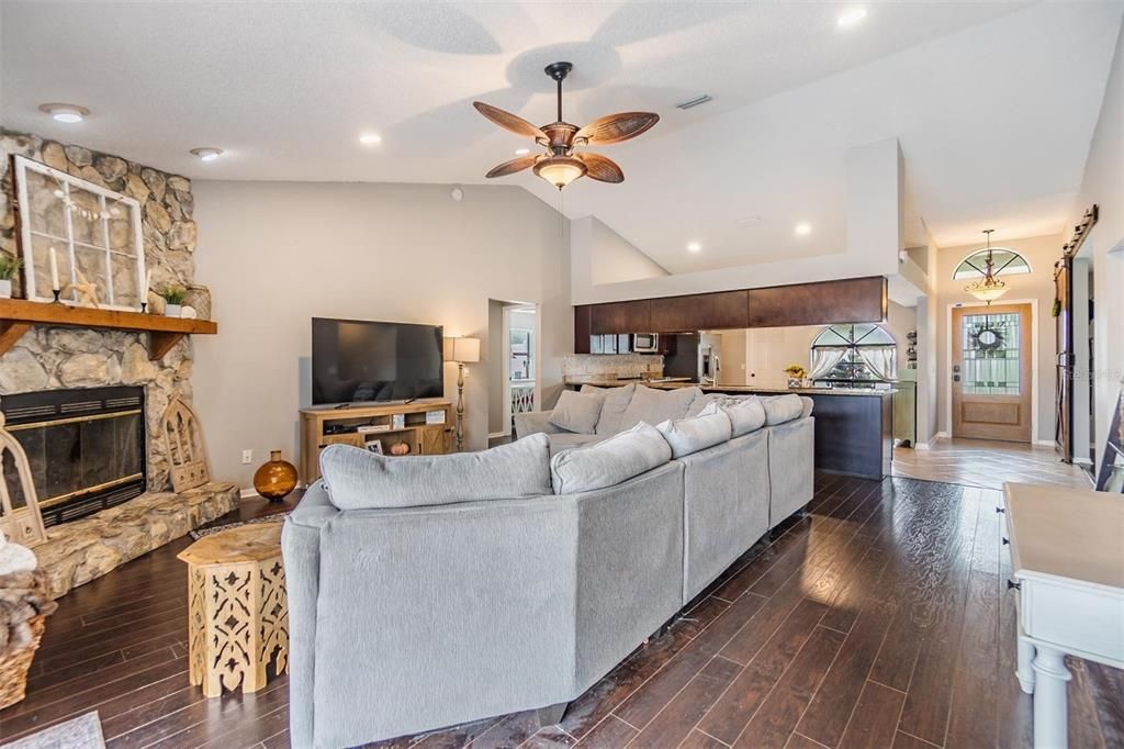 На продажу: $435,000 (3 спален, 2 ванн, 1690 Квадратных фут)