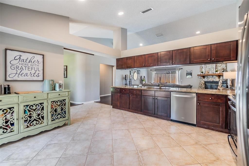 На продажу: $435,000 (3 спален, 2 ванн, 1690 Квадратных фут)