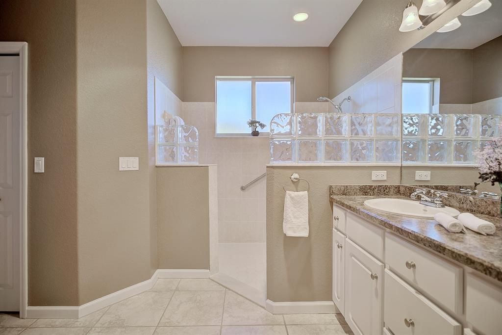 For Sale: $369,900 (3 beds, 2 baths, 2221 Square Feet)