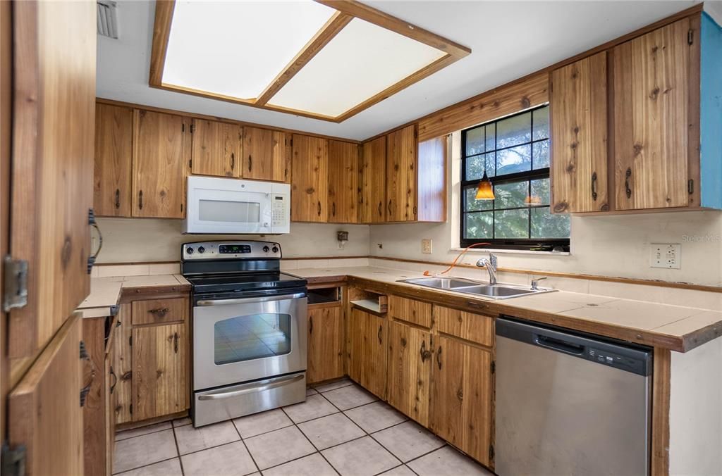 For Sale: $200,000 (3 beds, 2 baths, 1802 Square Feet)