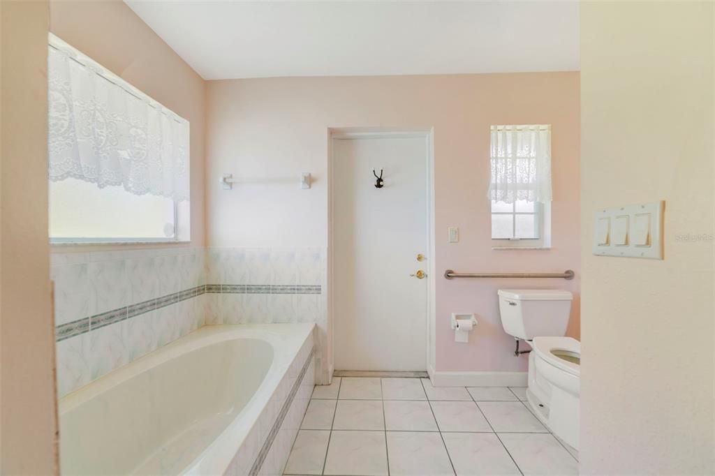 For Sale: $519,000 (3 beds, 3 baths, 2312 Square Feet)