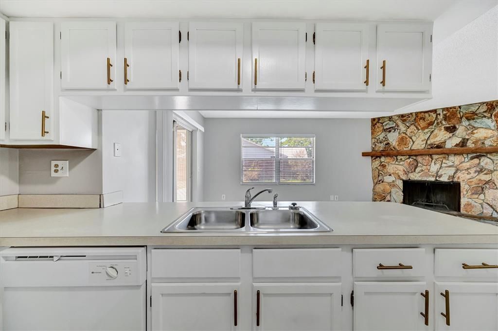 Activo con contrato: $435,000 (3 camas, 2 baños, 1424 Pies cuadrados)