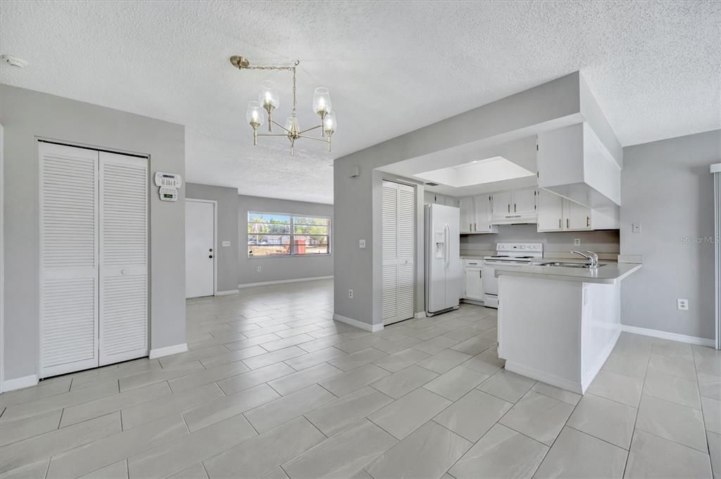 Activo con contrato: $435,000 (3 camas, 2 baños, 1424 Pies cuadrados)