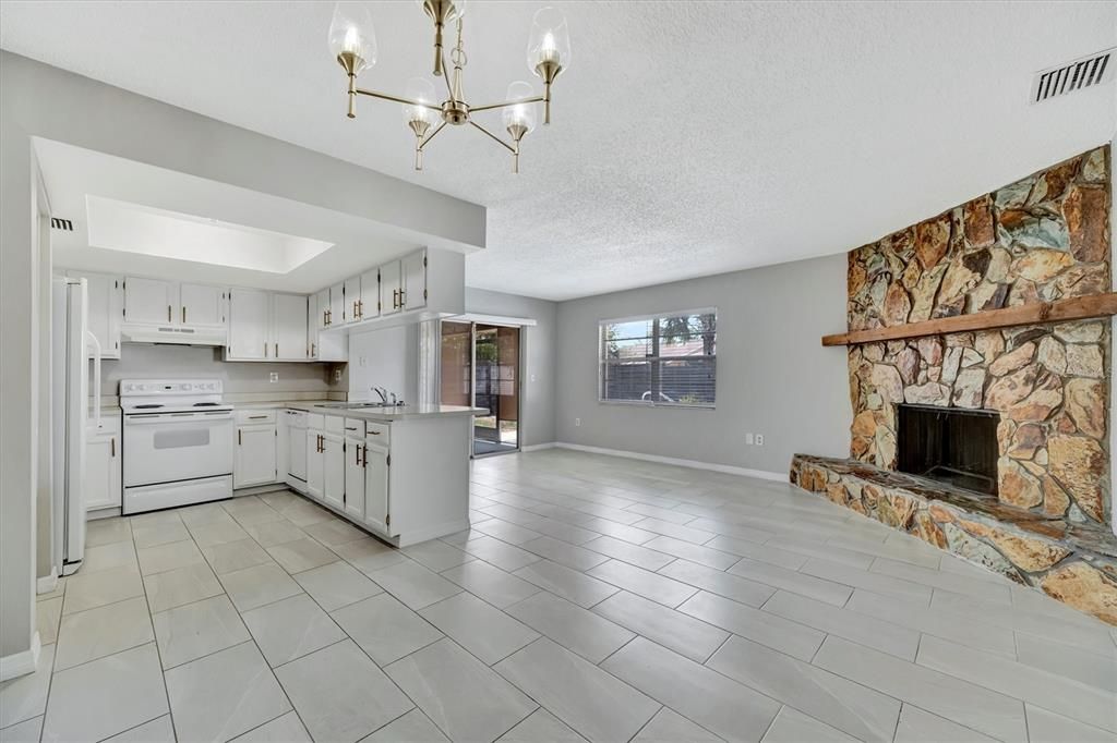 Activo con contrato: $435,000 (3 camas, 2 baños, 1424 Pies cuadrados)