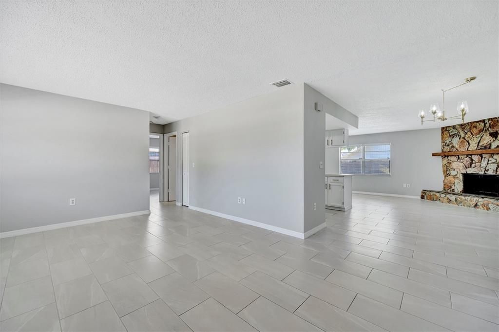 Activo con contrato: $435,000 (3 camas, 2 baños, 1424 Pies cuadrados)