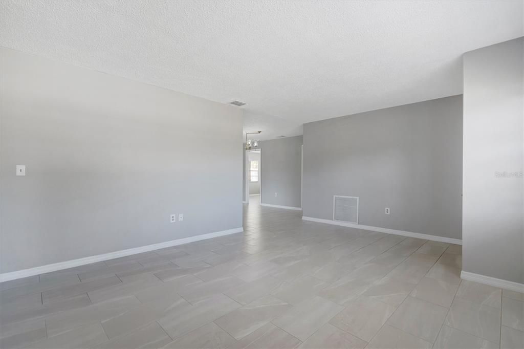 Activo con contrato: $435,000 (3 camas, 2 baños, 1424 Pies cuadrados)