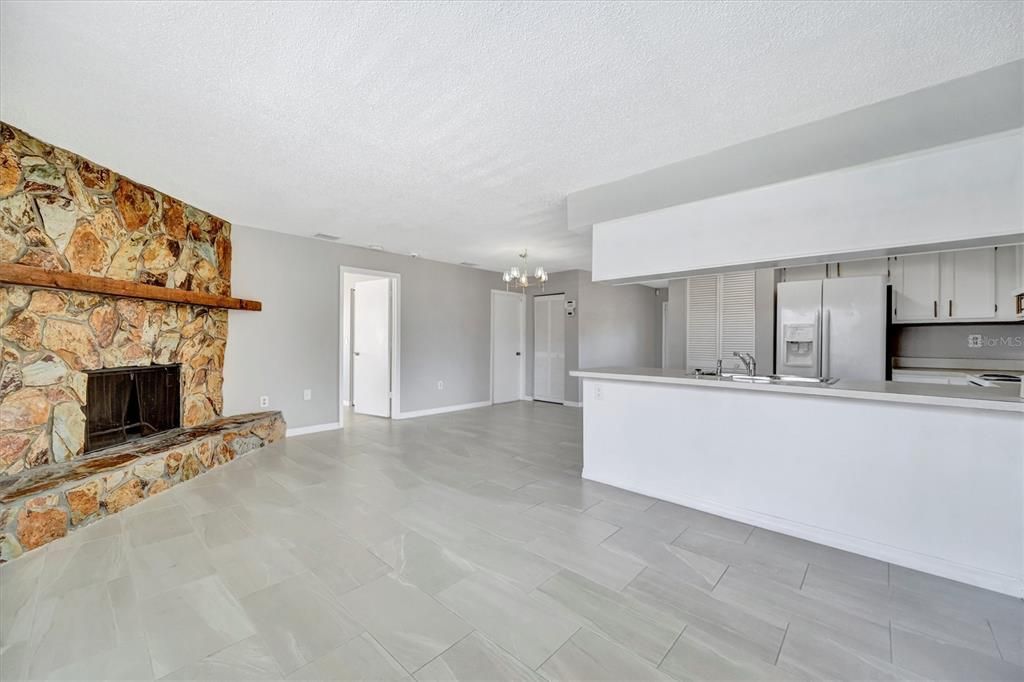 Activo con contrato: $435,000 (3 camas, 2 baños, 1424 Pies cuadrados)