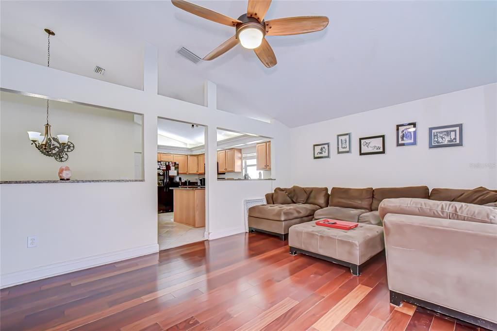 En Venta: $589,900 (3 camas, 2 baños, 2025 Pies cuadrados)