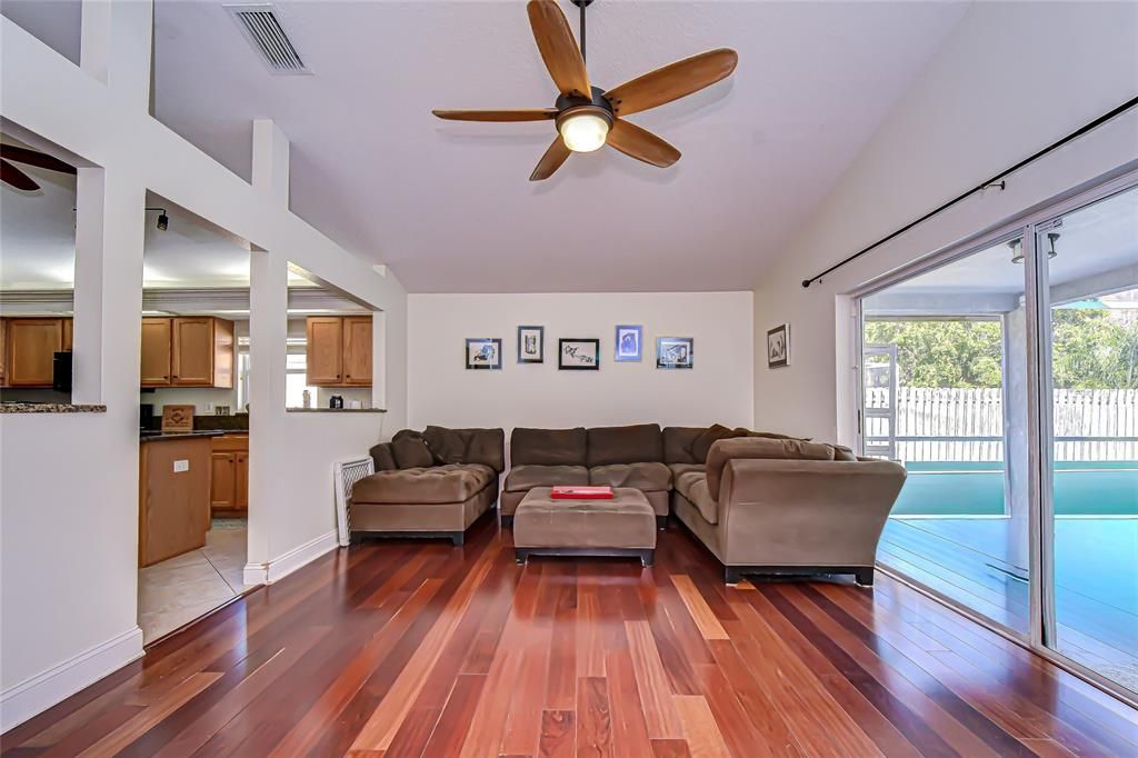 En Venta: $589,900 (3 camas, 2 baños, 2025 Pies cuadrados)