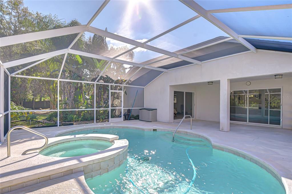 En Venta: $589,900 (3 camas, 2 baños, 2025 Pies cuadrados)