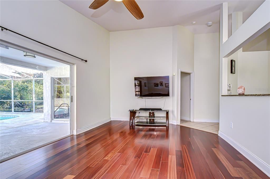 En Venta: $589,900 (3 camas, 2 baños, 2025 Pies cuadrados)