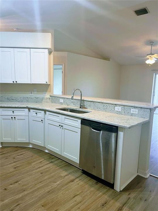 На продажу: $650,000 (4 спален, 0 ванн, 2220 Квадратных фут)