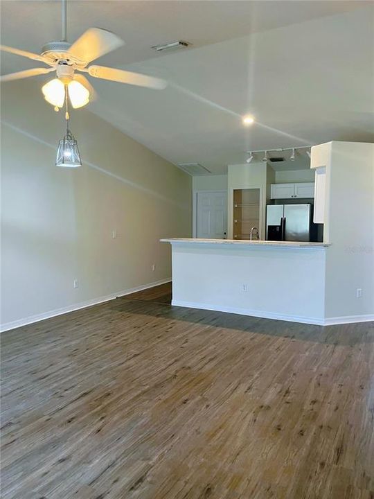 На продажу: $650,000 (4 спален, 0 ванн, 2220 Квадратных фут)