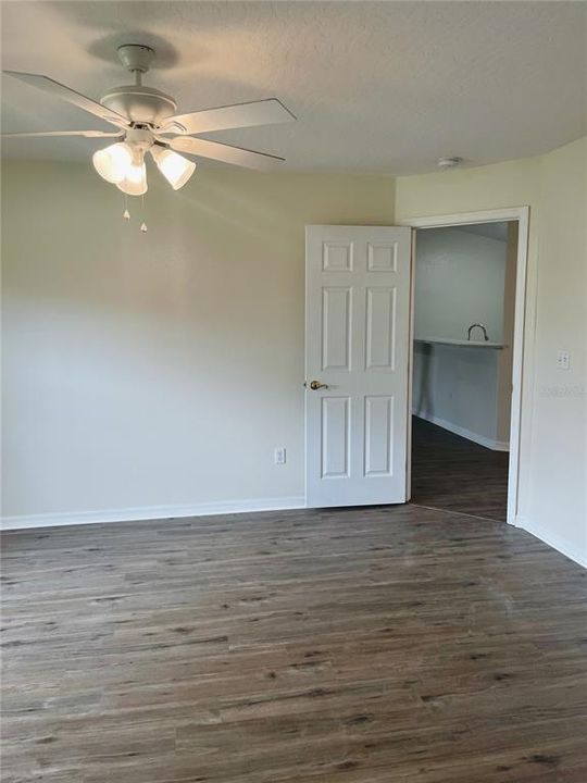 На продажу: $650,000 (4 спален, 0 ванн, 2220 Квадратных фут)