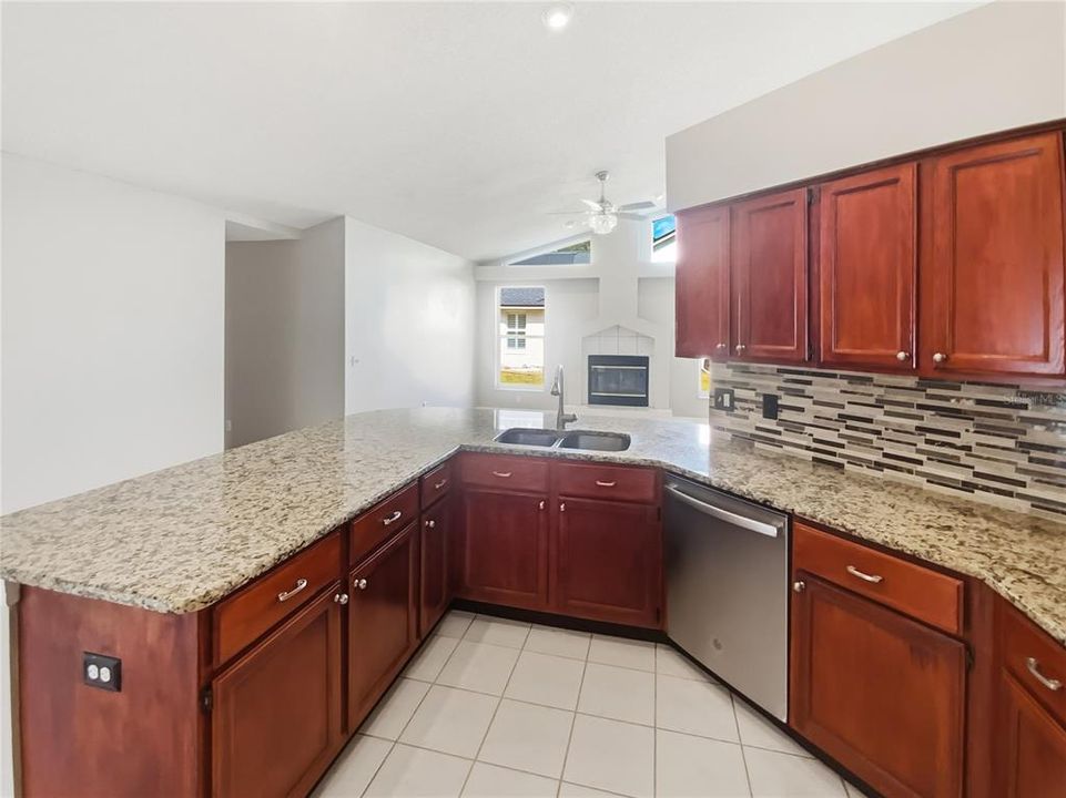 待售: $635,000 (4 贝兹, 2 浴室, 2201 平方英尺)