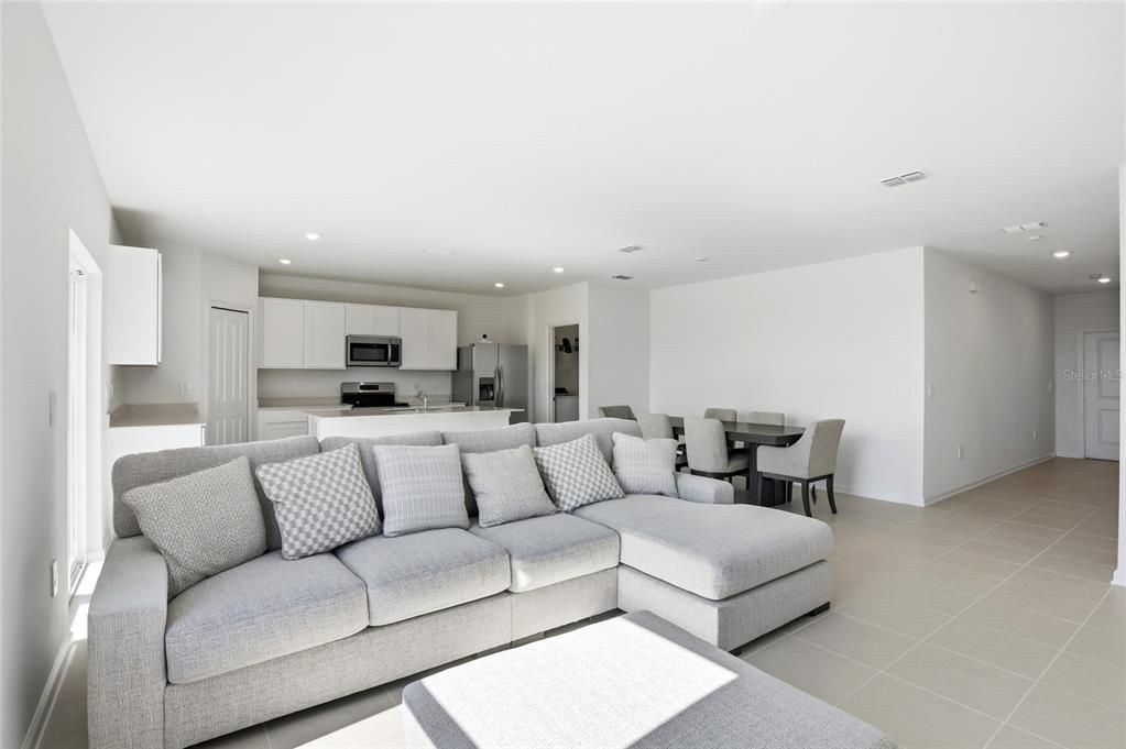 待售: $280,000 (5 贝兹, 2 浴室, 2112 平方英尺)