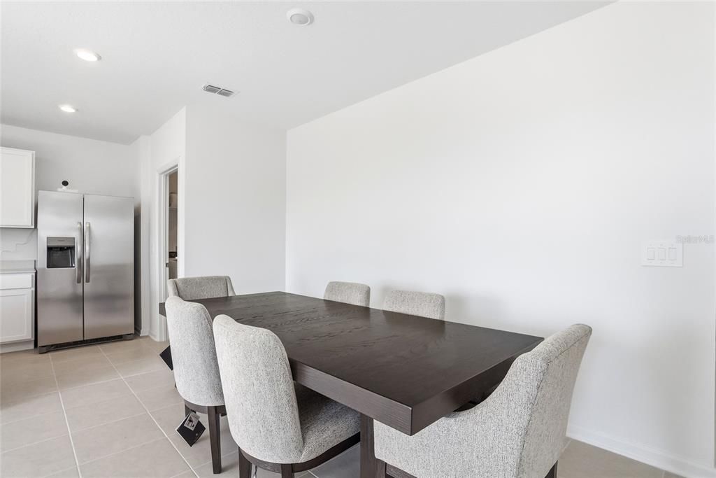 待售: $280,000 (5 贝兹, 2 浴室, 2112 平方英尺)