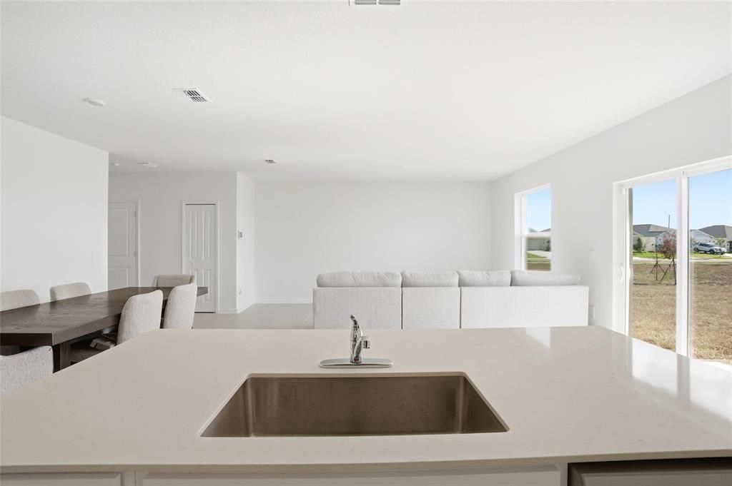 待售: $280,000 (5 贝兹, 2 浴室, 2112 平方英尺)