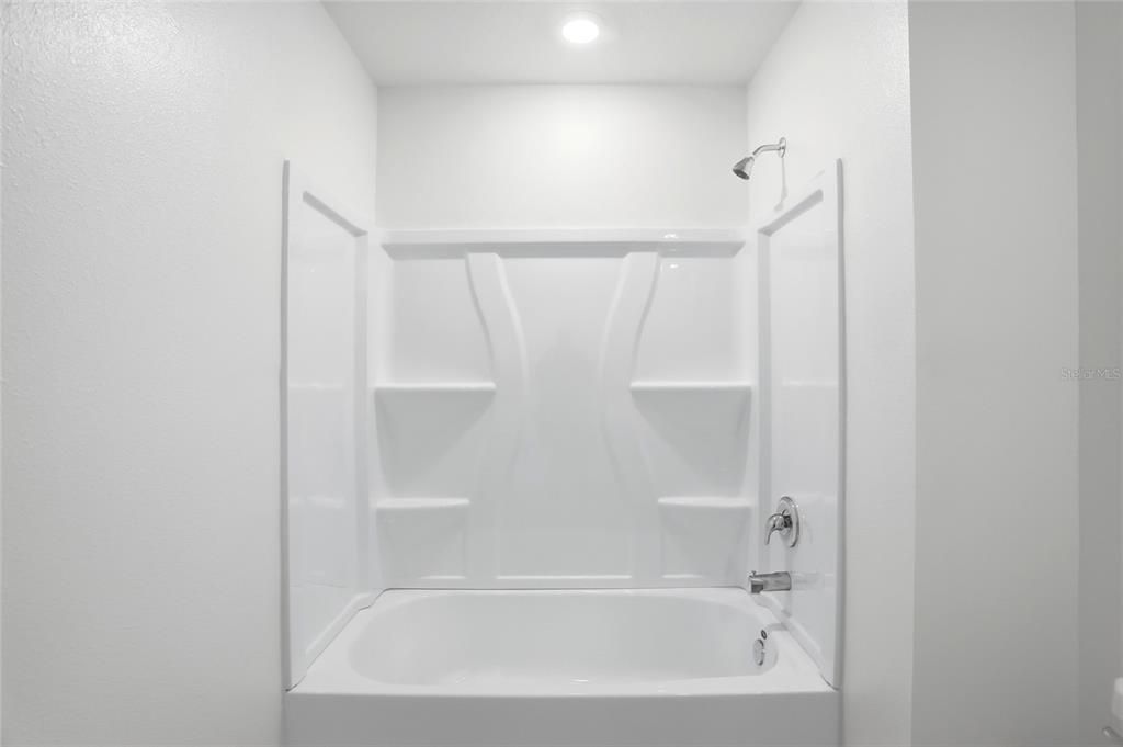 待售: $280,000 (5 贝兹, 2 浴室, 2112 平方英尺)