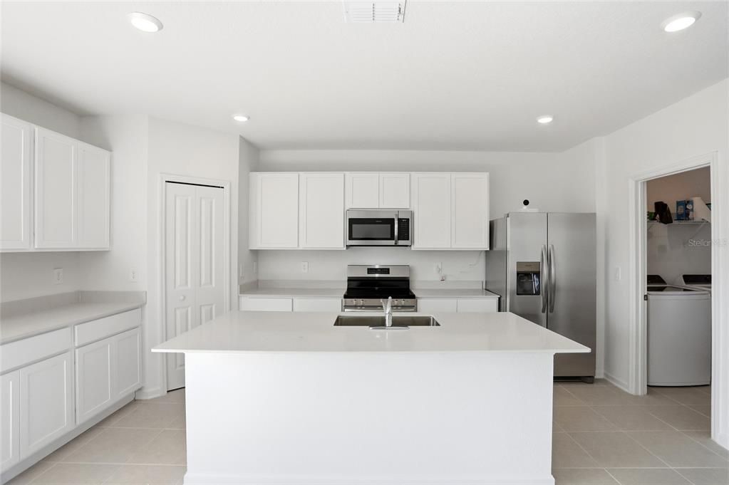 待售: $280,000 (5 贝兹, 2 浴室, 2112 平方英尺)