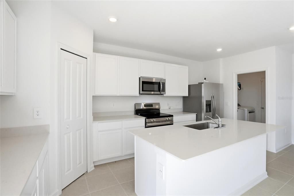 待售: $280,000 (5 贝兹, 2 浴室, 2112 平方英尺)