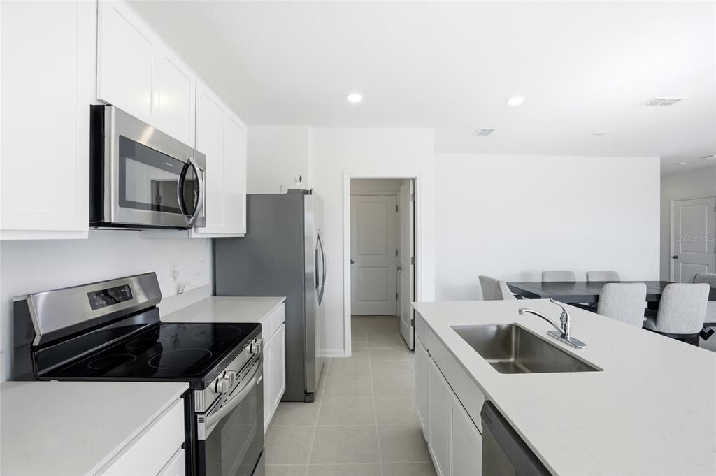 待售: $280,000 (5 贝兹, 2 浴室, 2112 平方英尺)