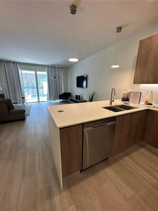 For Rent: $2,400 (3 beds, 3 baths, 1852 Square Feet)