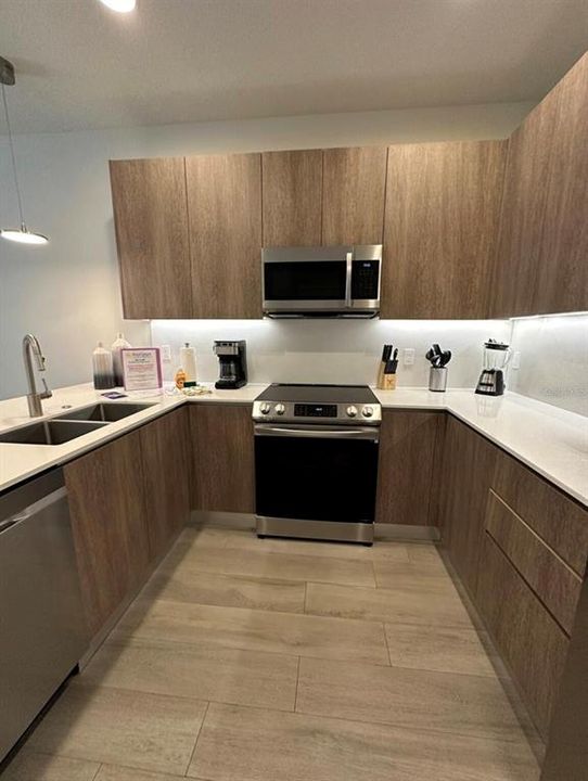 For Rent: $2,400 (3 beds, 3 baths, 1852 Square Feet)