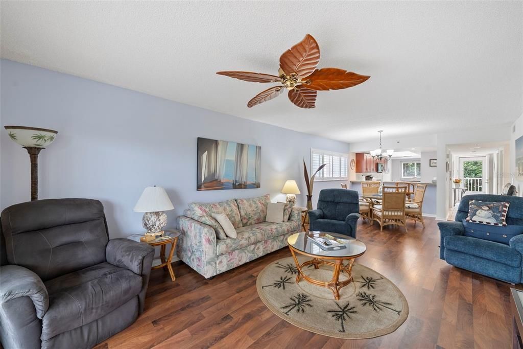 For Sale: $229,900 (2 beds, 2 baths, 1185 Square Feet)