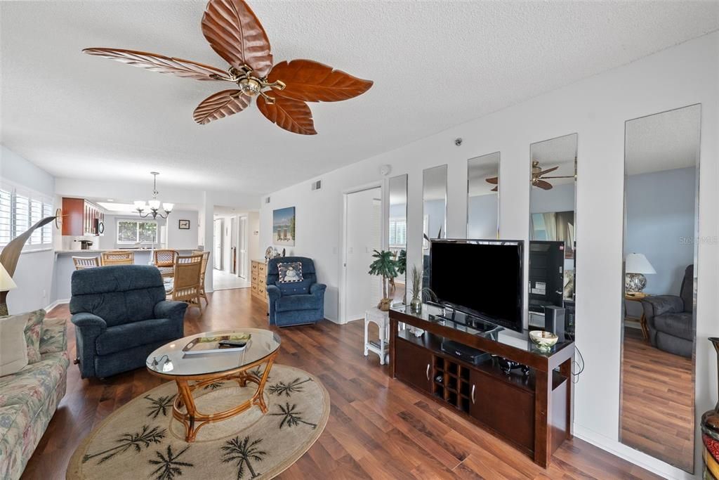 For Sale: $229,900 (2 beds, 2 baths, 1185 Square Feet)