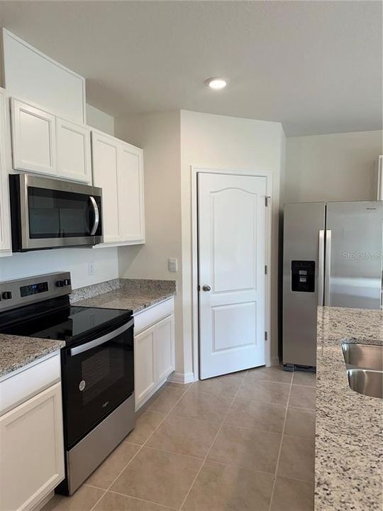 For Rent: $2,100 (4 beds, 2 baths, 1828 Square Feet)