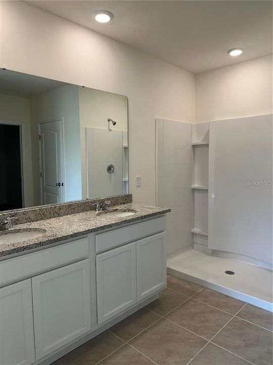 For Rent: $2,100 (4 beds, 2 baths, 1828 Square Feet)