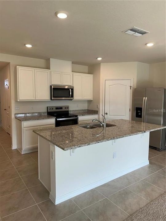 For Rent: $2,100 (4 beds, 2 baths, 1828 Square Feet)