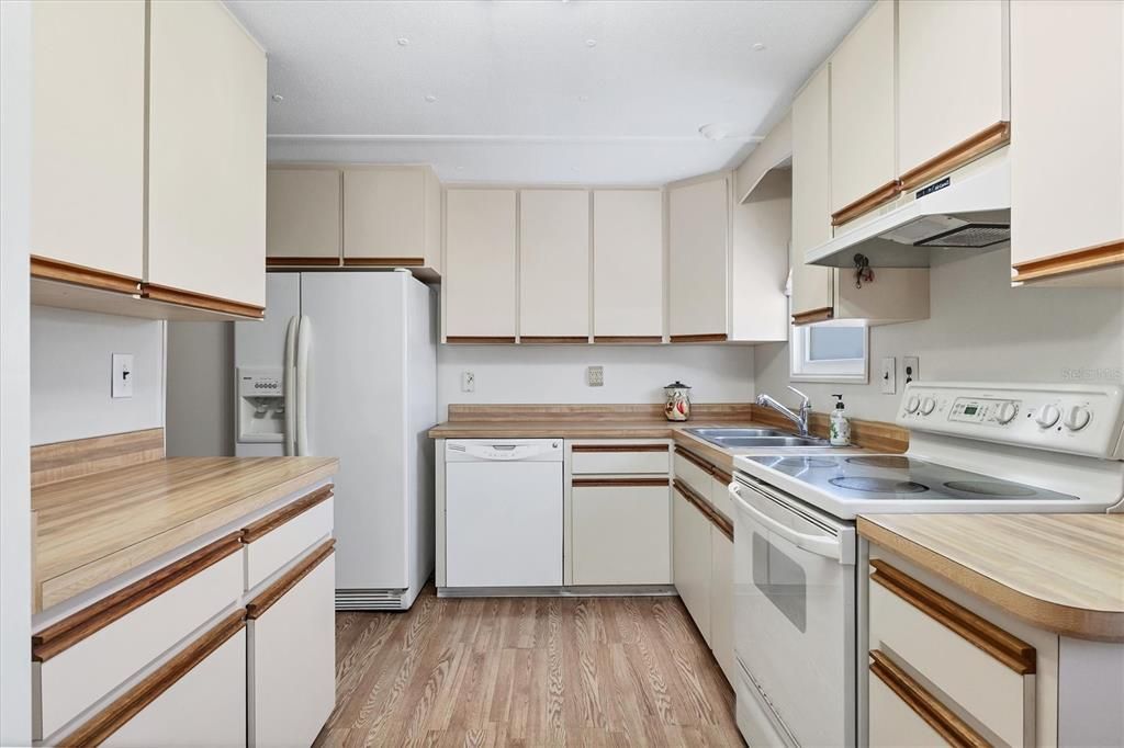 На продажу: $98,500 (2 спален, 2 ванн, 919 Квадратных фут)