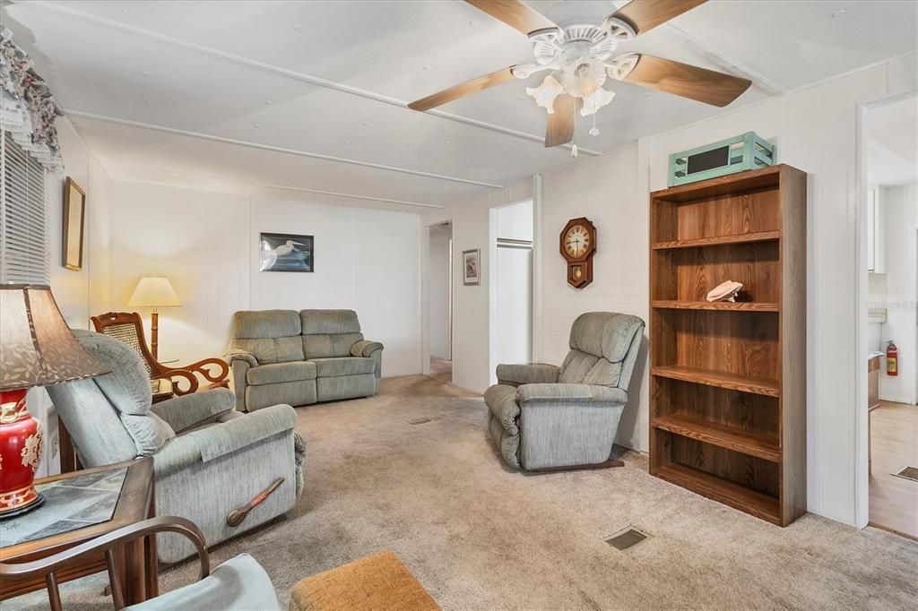 На продажу: $98,500 (2 спален, 2 ванн, 919 Квадратных фут)